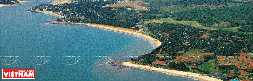 摄影师简青山在《越南海洋岛屿鸟瞰图》展览会上展示的一些作品。图自《越南画报》