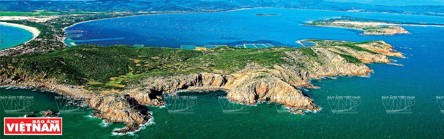 摄影师简青山在《越南海洋岛屿鸟瞰图》展览会上展示的一些作品。图自《越南画报》