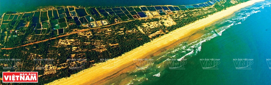 摄影师简青山在《越南海洋岛屿鸟瞰图》展览会上展示的一些作品。图自《越南画报》