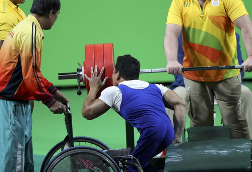 越南举重运动员黎文功兴奋不已。（图片来源：因特网）