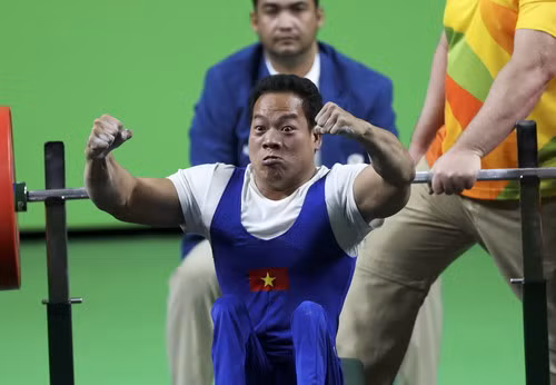 越南举重运动员黎文功兴奋不已。（图片来源：因特网）