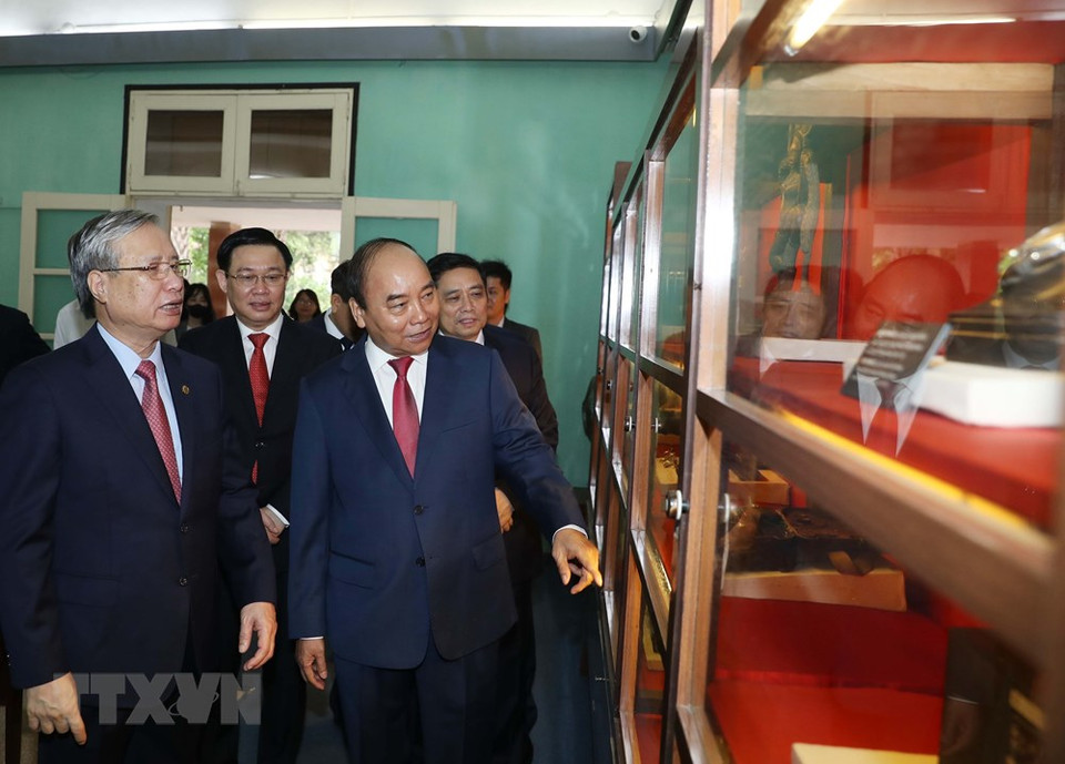 阮春福总理一行参观升龙皇城遗迹区内的D67屋。越通社记者 统一 摄