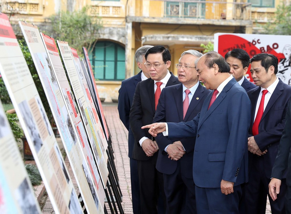 阮春福总理一行参观设在升龙皇城遗迹区内的庆祝越南南方解放45周年的展示空间。越通社记者 统一 摄