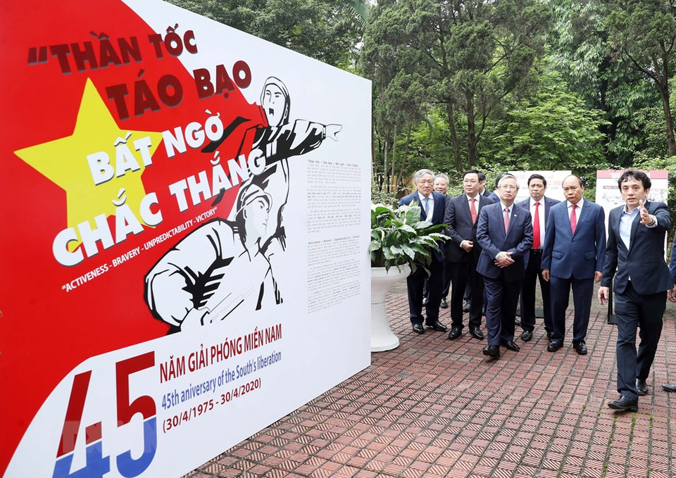 阮春福总理一行参观设在升龙皇城遗迹区内的庆祝越南南方解放45周年的展示空间。越通社记者 统一 摄