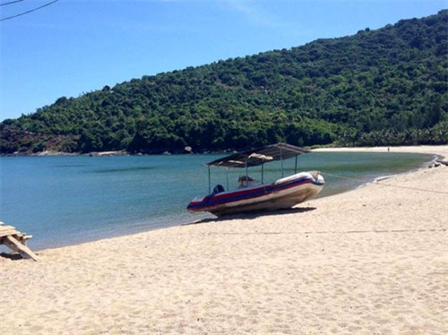 服务于游客参观海洋的船只。