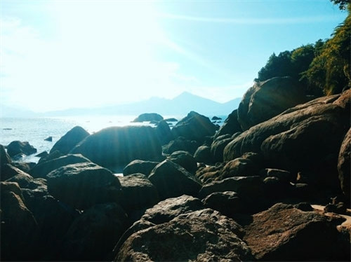 崎岖不平的岩石成为沙滩的点缀。