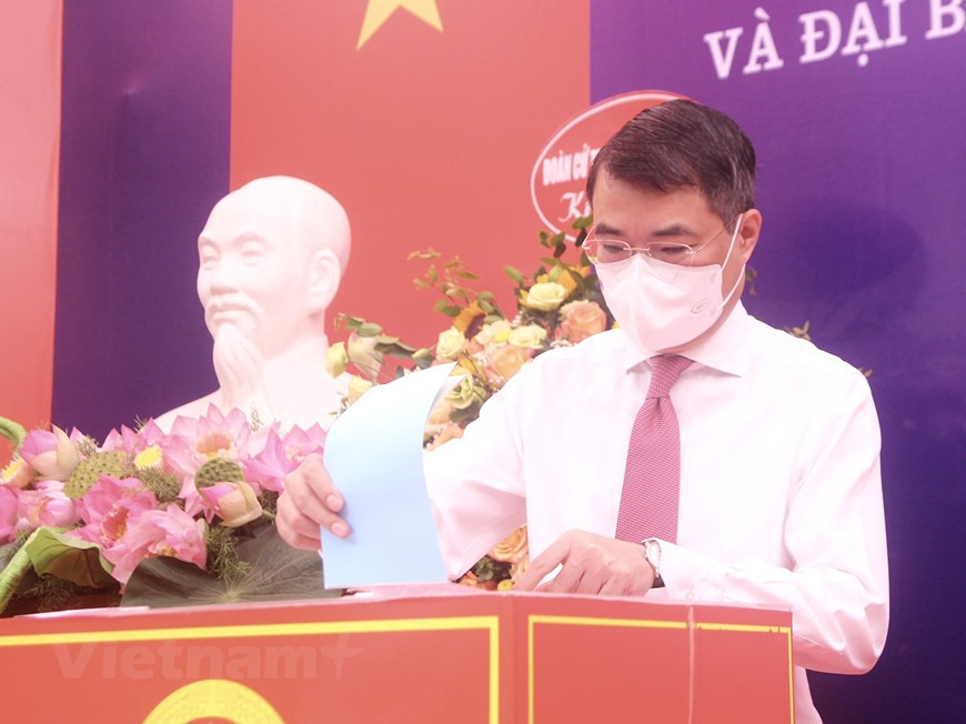 在各选区，全国各地共成立了84767个选举工作小组。据各地方的数据显示，全国参加第十五届国会和2021-206年任期各级人民议会换届选举投票的选民人数为69198594名。越共中央办公室主任、中央书记处书记黎明兴在河内市还剑郡陈兴道坊3号选区进行投票。图自Vietnam+