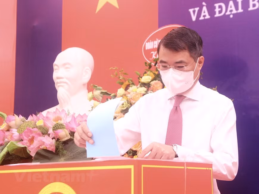 在各选区，全国各地共成立了84767个选举工作小组。据各地方的数据显示，全国参加第十五届国会和2021-206年任期各级人民议会换届选举投票的选民人数为69198594名。越共中央办公室主任、中央书记处书记黎明兴在河内市还剑郡陈兴道坊3号选区进行投票。图自Vietnam+