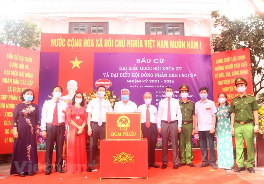 5月23日上午7时整，越南第十五届国会代表和2021-2026年各级人民议会代表在全国约八万个投票站进行。在河内，许多领导人最先进行投票。许多地方已报告隔离区和封锁区选举工作开展情况，都确保人民的选举权利，100%选民参加投票。图自Vietnam+