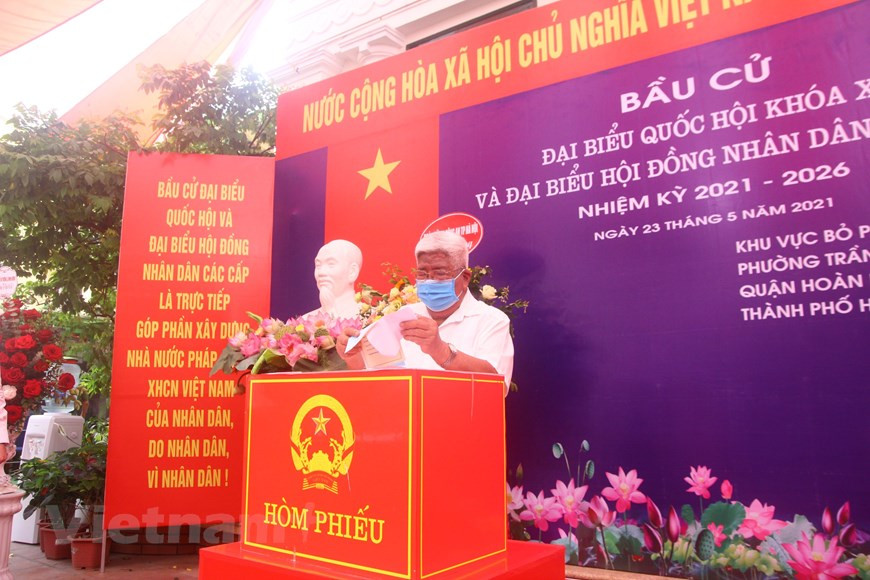 5月23日上午7时整，越南第十五届国会代表和2021-2026年各级人民议会代表在全国约八万个投票站进行。全国第十五届国会代表候选人名单由866人组成，其中，中央203人，地方663人，自荐候选人9名。原越共中央委员、原越南祖国阵线中央委员会主席范世阅出席开幕式并参加投票。 图自Vietnam+