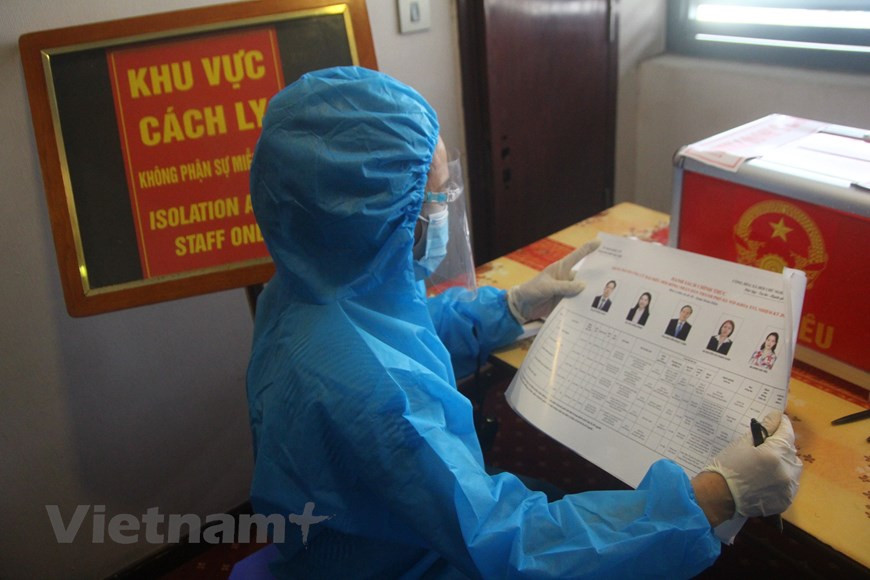 选举工作安全和按照法律规定进行，参加选举工作（包括选民和有关人员）必须按照卫生部的规定进行健康申报。参加选举的所有人必须佩戴口罩、不要众人聚集，投票时进行排队，前后两人之间的最小距离为2米等。选举前夕，在隔离区接受隔离人员了解候选人的相关信息。图自Vietnam+