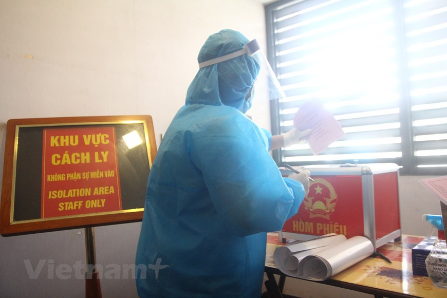 根据每个投票处的选民数量，选举时间和当地的新冠肺炎疫情形势的实际情况，乡级人民委员会制定选举进度时间表，并安排适合每个村庄和地区的投票时间，确保不能在同一时间、同一地点聚集太多选民。在完成隔离区的相关工作之后，选举小组干部在离开前继续开展防疫工作。图自Vietnam+