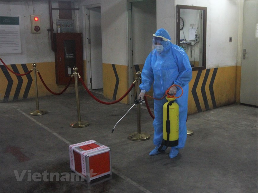 5月23日上午7时整，越南第十五届国会代表和2021-2026年各级人民议会代表在全国约八万个投票站进行。据各地方的数据显示，全国参加第十五届国会和2021-206年任期各级人民议会换届选举投票的选民人数为69198594名。为了能进入隔离区，选举小组干部要严格执行消毒程序，确保防疫安全。投票箱也获得消毒。图自Vietnam+