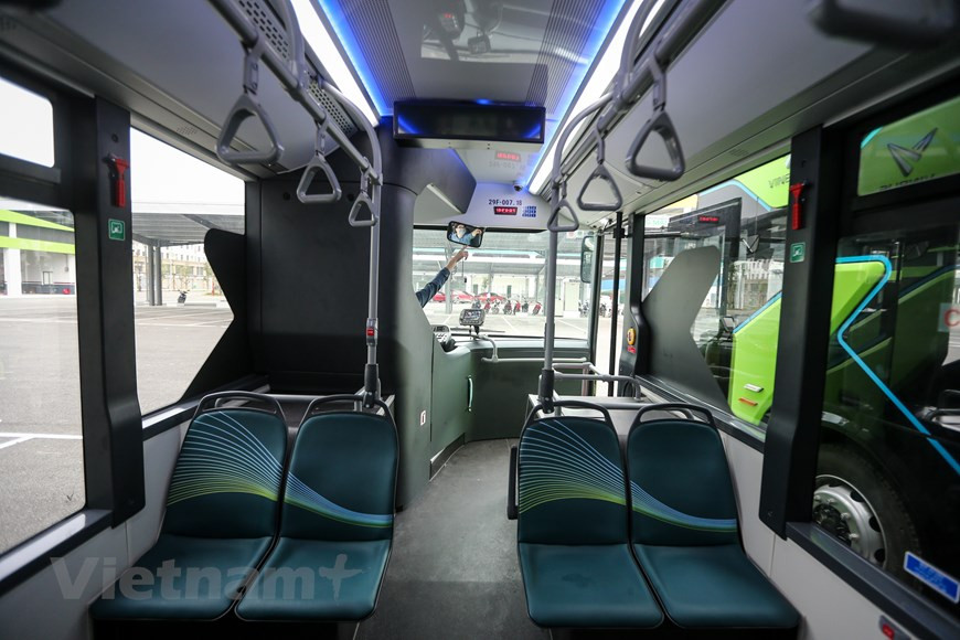 车内空间相当宽阔舒适。车内装备有电子屏幕、USB充电孔、行车记录仪、倒车与停车影像系统等。根据VinFast的智能电动汽车发展战略，VinBus集会了许多现代技术和最智慧、最安全的功能。VinBus代表透露，将试点展开电子售票服务并接受信用卡、电子钱包、二维码等无现金支付方式。图自Vietnam+