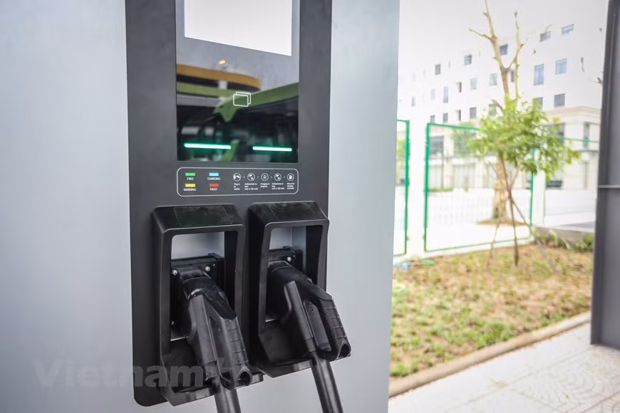 VinBus使用的电池容量为281千瓦时，能够行驶220至260 公里，采取StarCharge提供的充电技术，在VinBus的150千瓦快速充电站系统上仅需2小时即可为公交车充满电能。此外，该智能电动公交车使用绿色能源；具有自动系统来控制驾驶员的行为，提示不安全警告等。图自Vietnam+