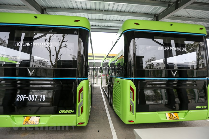 VinBus首批智能电动公交车在河内嘉林海洋公园小区（Vinhomes Ocean Park）试驾运行。在国家管理机构完成相关审批手续之后，VinBus计划运营15条路线，这些路线将与河内、胡志明市和富国岛的公共交通系统连接。VinBus电动公交最大承载量为72名乘客，其中25个座位和47个占位。图自Vietnam+