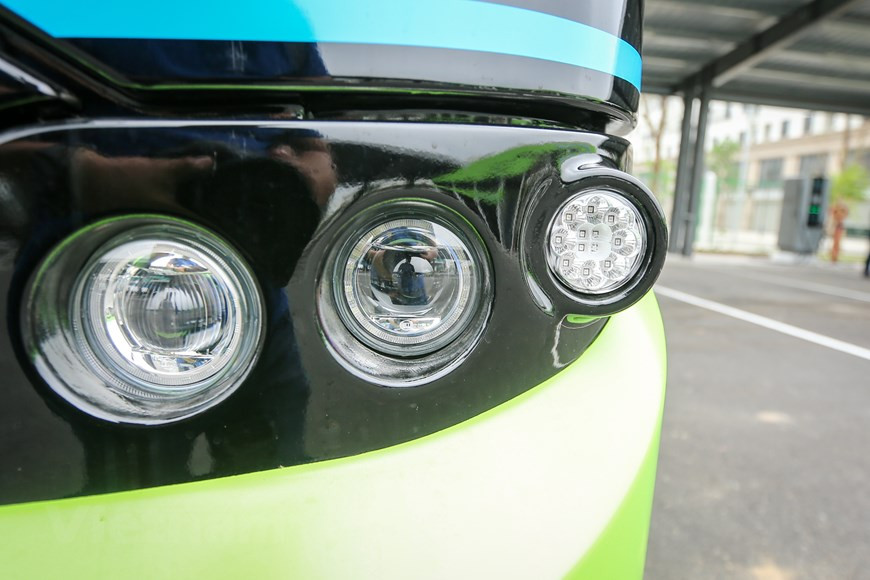 VinBus 车头灯和尾灯均采用 LED 技术。影像系统帮助司机掌握车子状况。VinBus电动公交车具有现代感的设计，车子四面就是大尺寸的玻璃面板，主色为绿色，此外还有黑色。车内空间相当宽阔舒适。VinBus代表透露，将试点展开电子售票服务并接受信用卡、二维码等无现金支付方式。图自Vietnam+