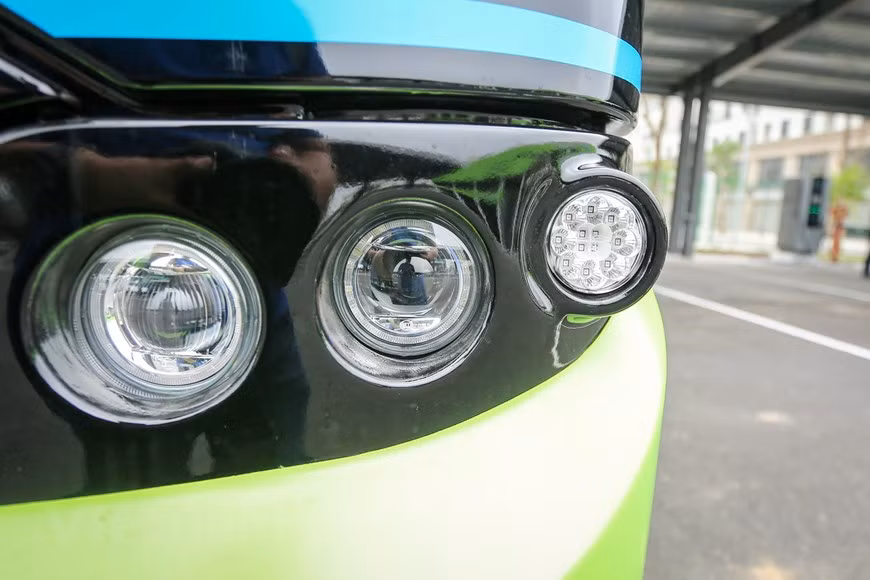 VinBus 车头灯和尾灯均采用 LED 技术。影像系统帮助司机掌握车子状况。VinBus电动公交车具有现代感的设计，车子四面就是大尺寸的玻璃面板，主色为绿色，此外还有黑色。车内空间相当宽阔舒适。VinBus代表透露，将试点展开电子售票服务并接受信用卡、二维码等无现金支付方式。图自Vietnam+