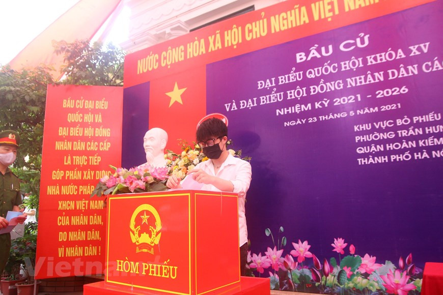 为了确保防控疫情，为选举工作安全进行提供服务；主动有效应对在选举过程中发生的疫情情况，同时为选举顺利、安全、节省和依法进行创造便利条件。隔离区的选举工作有序进行。每个公民履行其公民义务，并与选举小组干部保持安全距离。图自Vietnam+