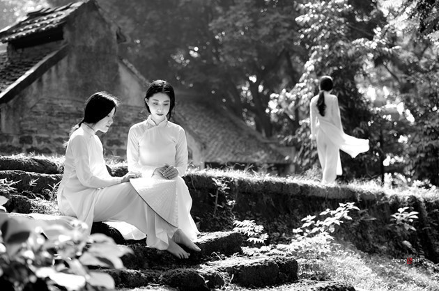 随后，阮国勇举行摄影展。前来观看的朋友、观众都对他的作品予以好评。（图片来源：越南之声）