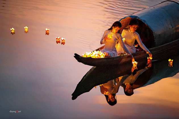 起初，他拍摄“奥黛”和肚兜是作为画画的素材。（图片来源：越南之声）