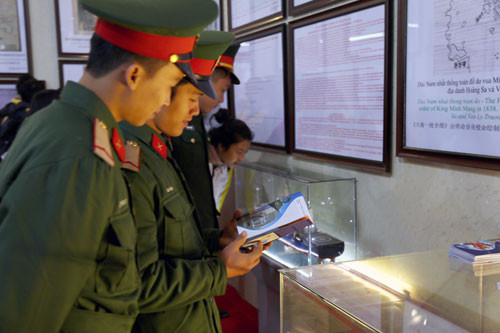 年轻战士们参加展览。（图片来源于网络）