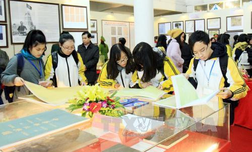 此展的资料、文件、实物等充让参观者分掌握关于领土主权的相关知识。（图片来源：越通社）