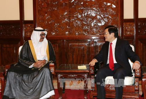 张金创主席与阿德南·阿卜杜拉·艾哈迈德大使。（图片来源：越通社）