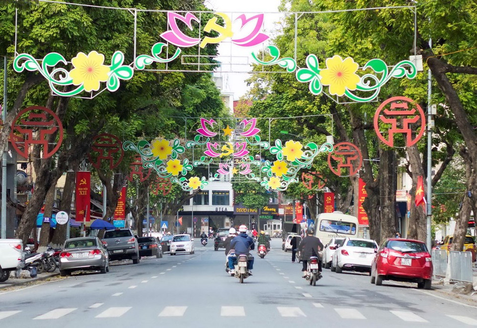 吴权街装饰鲜艳夺目。（图片来源：越通社）