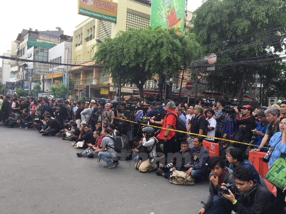 记者们前来现场报道信息 