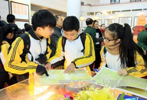 学生们仔细看资料。（图片来源：越通社）