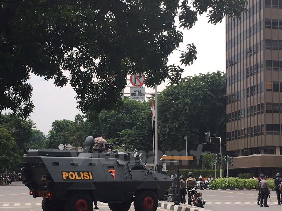 印尼首都雅加达发生多起爆炸 至少7人死亡 