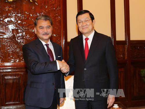 越南国家主席张晋创1月14日下午在主席府会见前来辞行拜会的马来西亚驻越大使拿督·阿兹米尔·莫哈末。（图片来源：越通社)