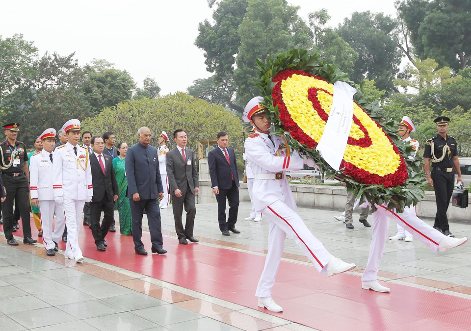 印度总统拉姆·纳特·科温德前往河内北山街烈士纪念碑前敬献花圈。图自越通社