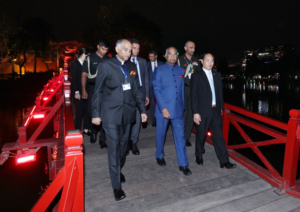 印度总统拉姆·纳特·科温德参观19日晚参观还剑湖地区玉山祠。图自越通社 