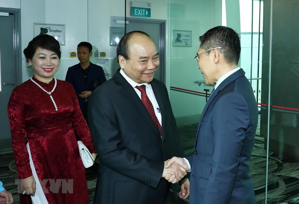 阮春福抵达新加坡 出席第33届东盟峰会。 图自越通社