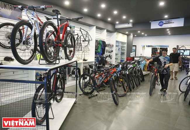 理査德和店员研究刚进货的零附件。越南画报记者 碧云/庆龙