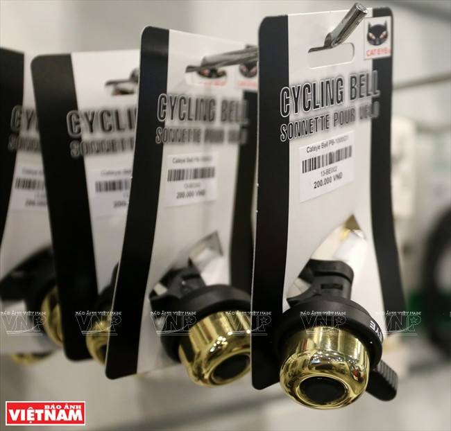 THBC供应各种零附件。 越南画报记者 碧云/庆龙