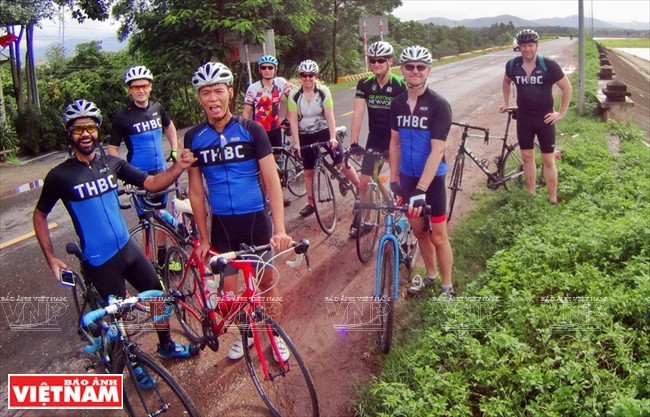 每月THBC举行集体骑车活动，探索河内风土人情。越南画报记者 碧云/庆龙
