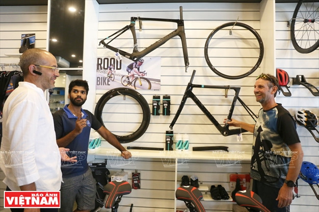 来客得到理査德和店员的热情接待。越南画报记者 碧云/庆龙