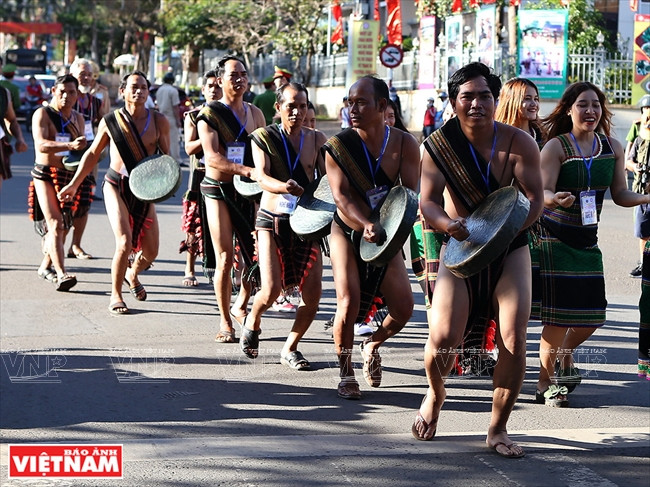 得农省摩农族表演队。