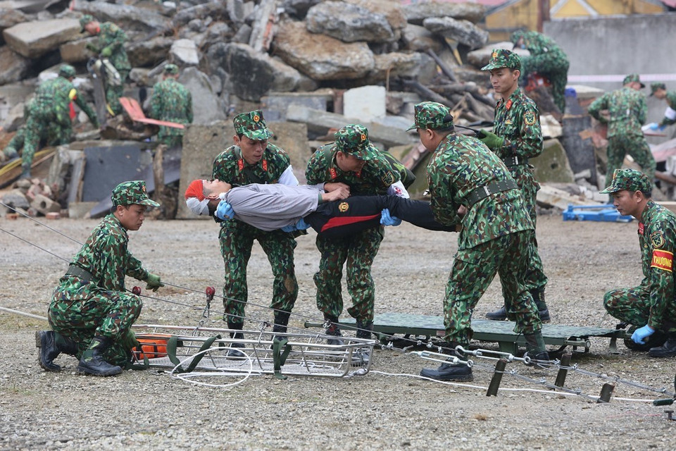 两军灾害救援联合演练活动场景。图自越通社