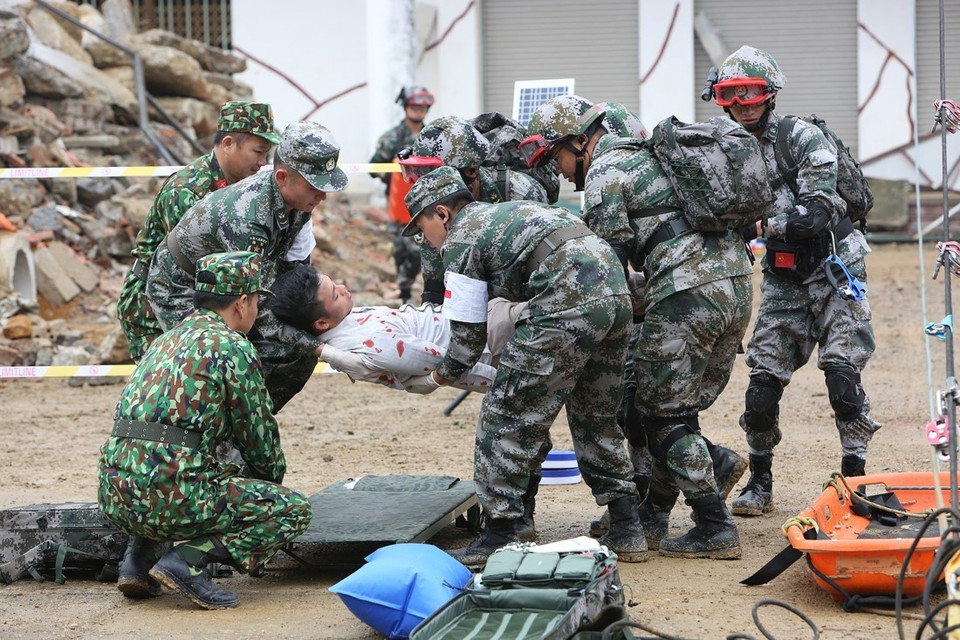 两军灾害救援联合演练活动场景。图自越通社