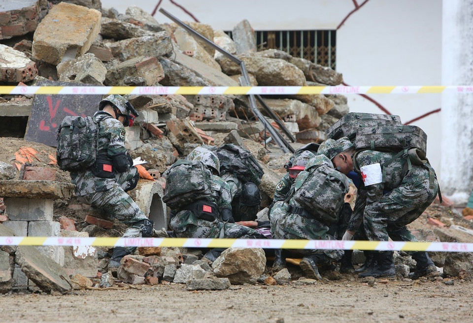 两军灾害救援联合演练活动场景。图自越通社