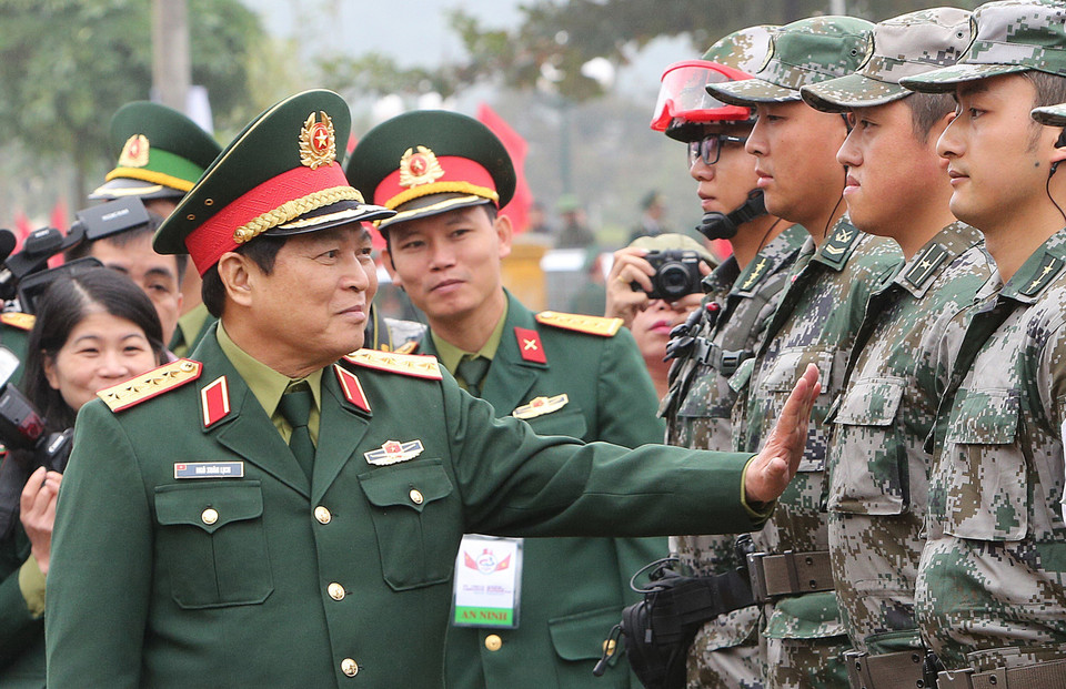 合演练活动结束后，吴春历大将慰问士兵。图自越通社