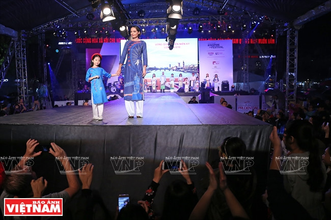 奥黛服装秀有助于推崇越南传统服装的文化之美。 越南画报记者 庆龙/越强 摄