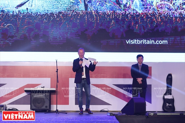 英国驻越大使加雷思·瓦德（Gareth Ward）在开幕式上发表讲话。越南画报记者 庆龙/越强 摄