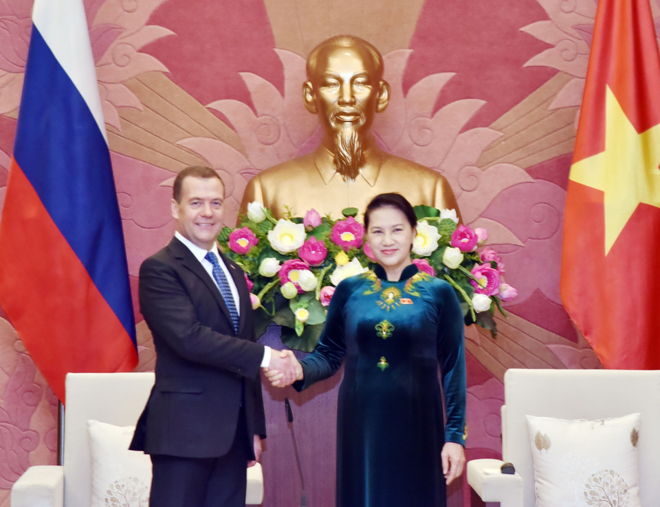 俄罗斯总理梅德韦杰夫与越南国会主席阮氏金银握手。图自越通社