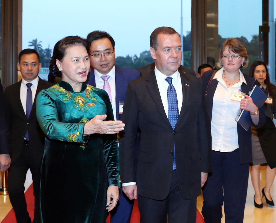 俄罗斯总理梅德韦杰夫与越南国会主席阮氏金银。 图自越通社