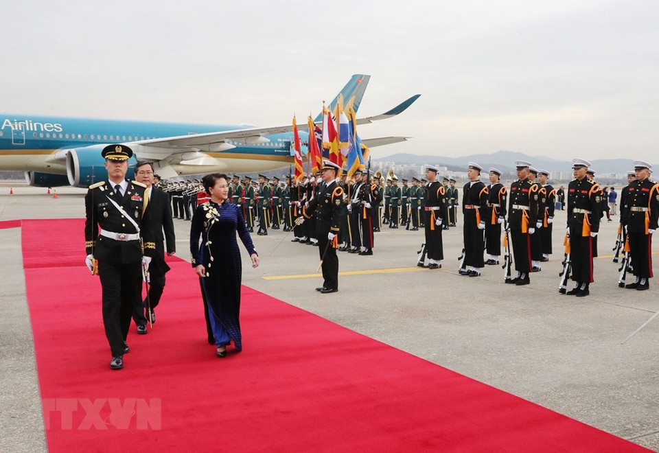 韩方在城南市机场为越南国会主席阮氏金银一行举行欢迎仪式。 越通社记者 仲德 摄